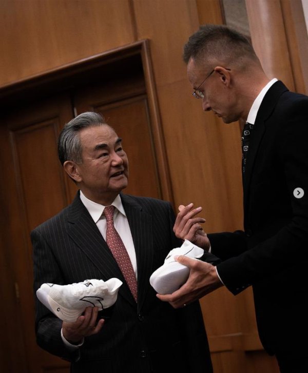 伍祥配资 王毅送匈牙利外长中国跑鞋, 后者爱不释手立即在网上晒图
